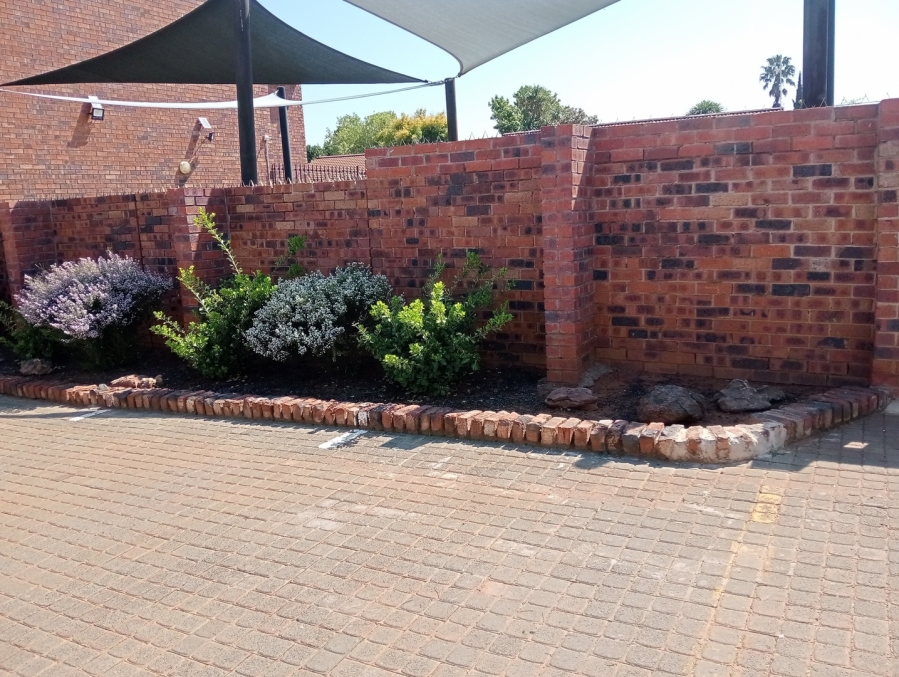 2 Bedroom Property for Sale in Langenhovenpark Free State